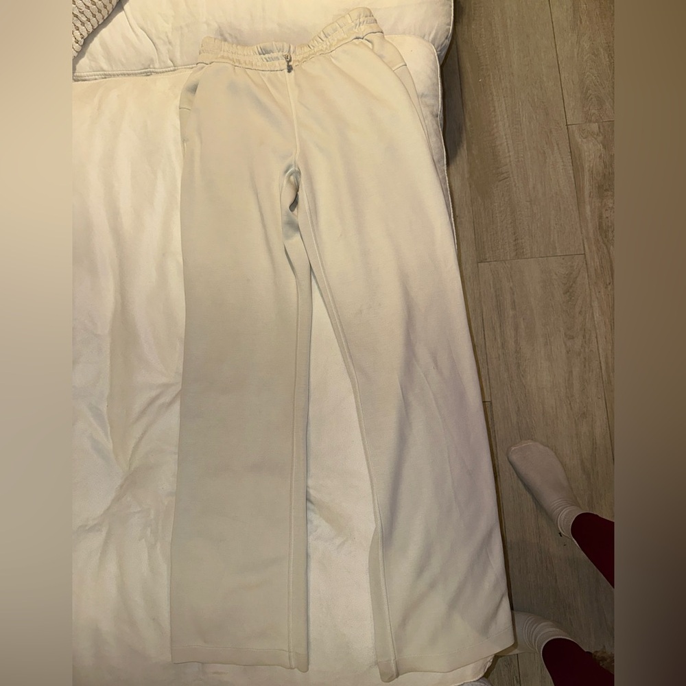 Lululemon softstreme bone size 4